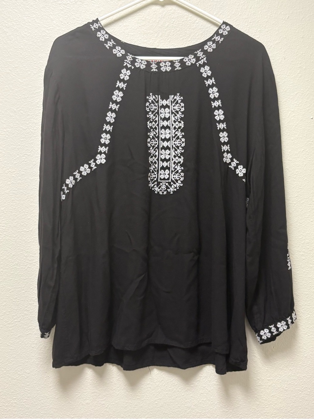 Red Ranch Women’s L Black White Floral Embroidered Round Neck 3/4 Blouse Boho